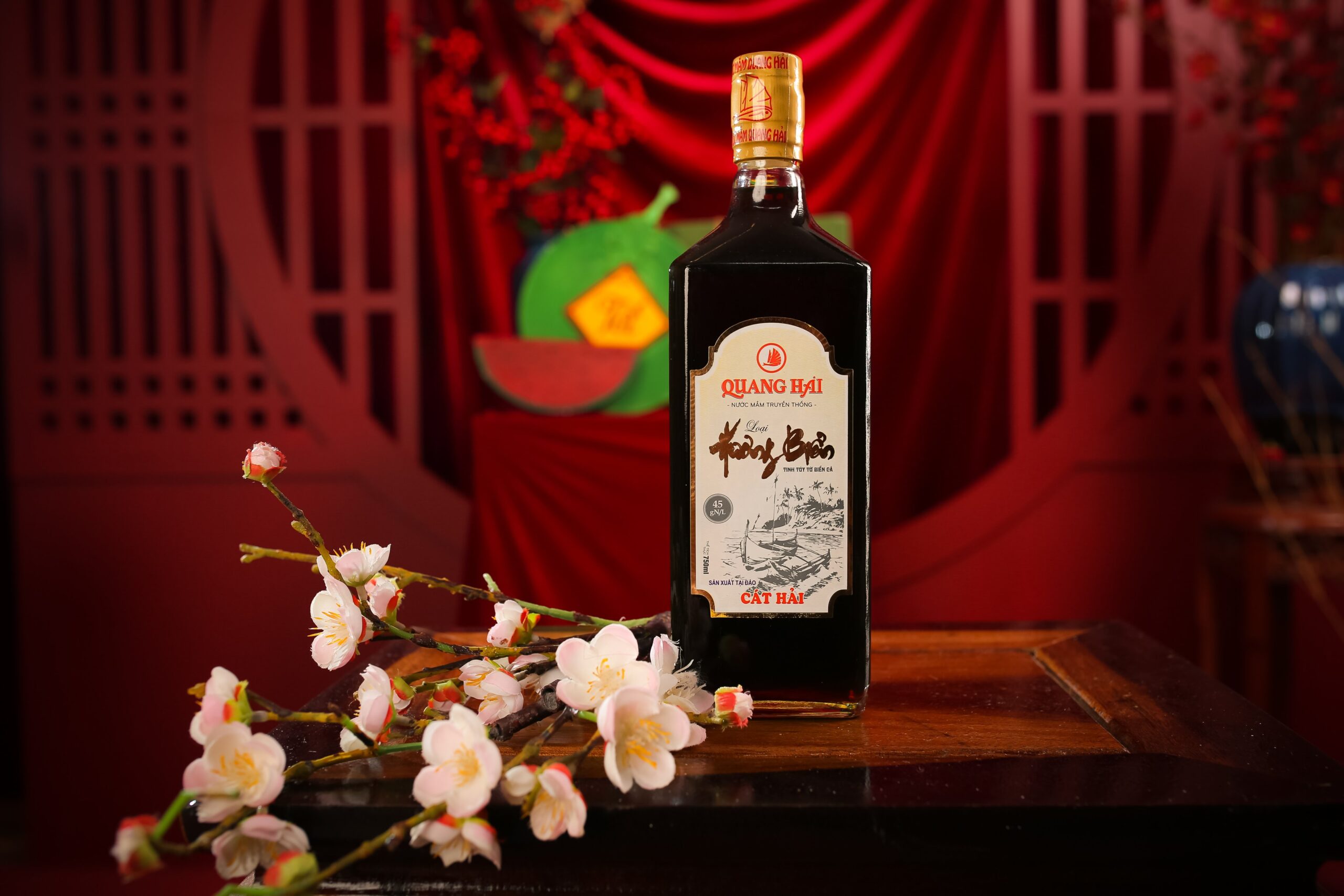 Chai nước mắm Hương Biển Quang Hải bên cành đào