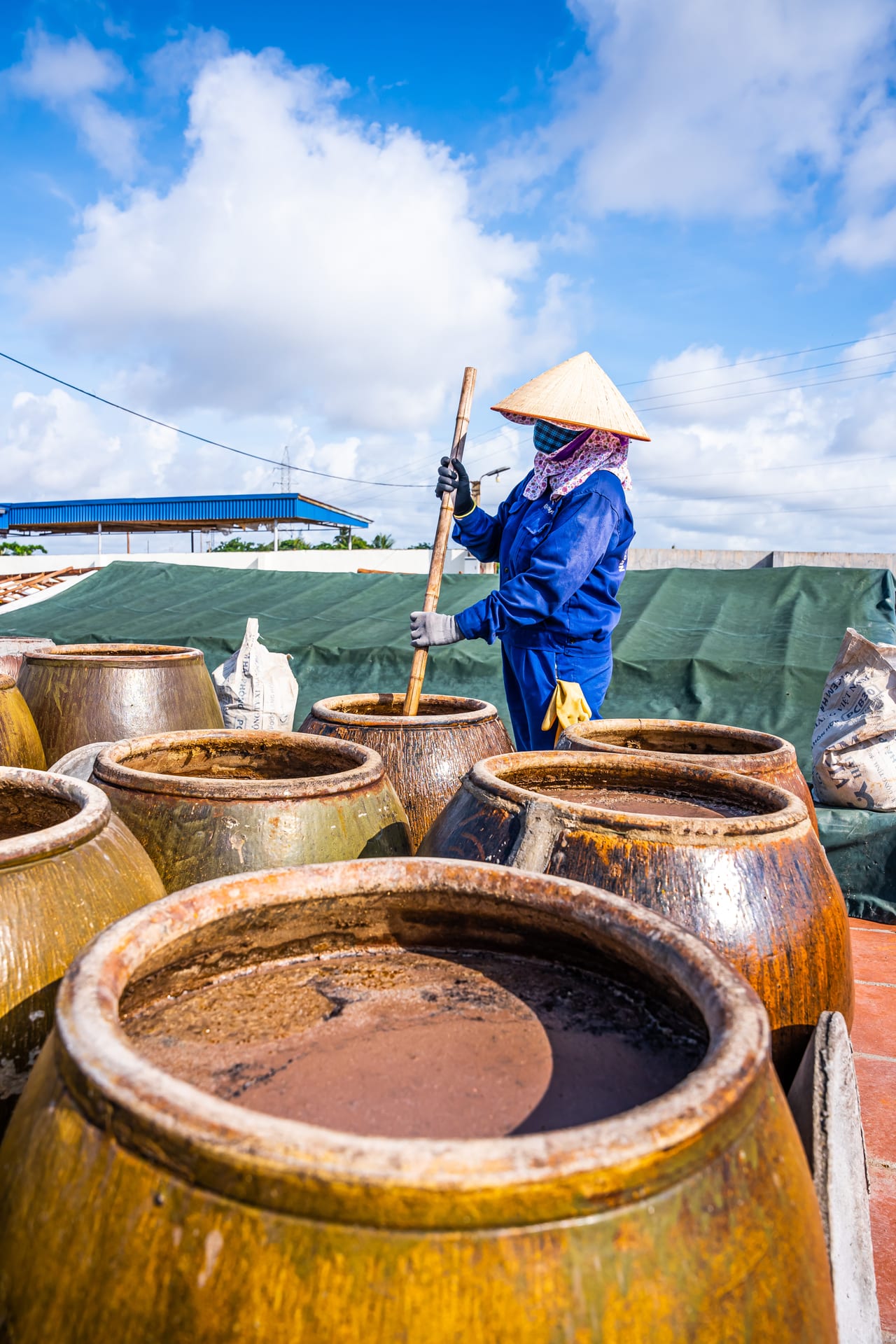Cận cảnh công nhân cầm gậy đánh quậy chum chượp Cát Hải