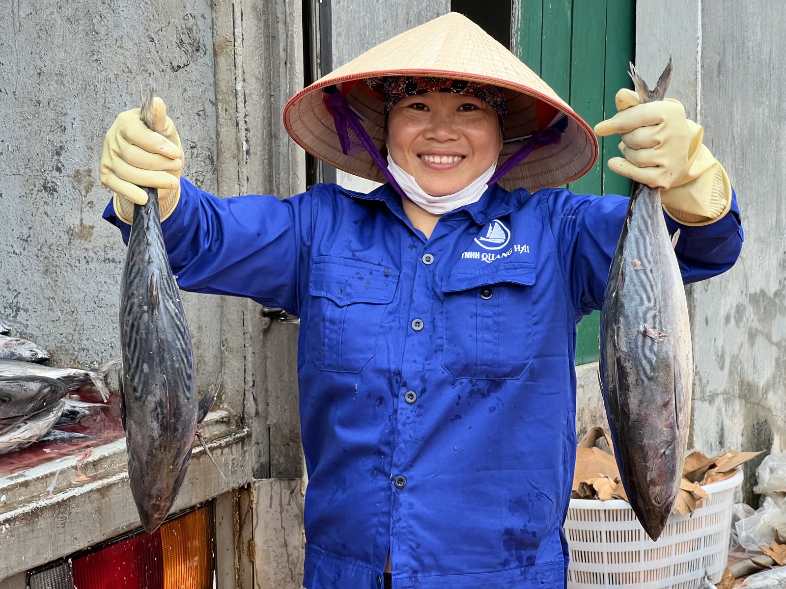 Công nhân Quang Hải với cá tươi nguyên liệu vừa về xưởng Cát Hải