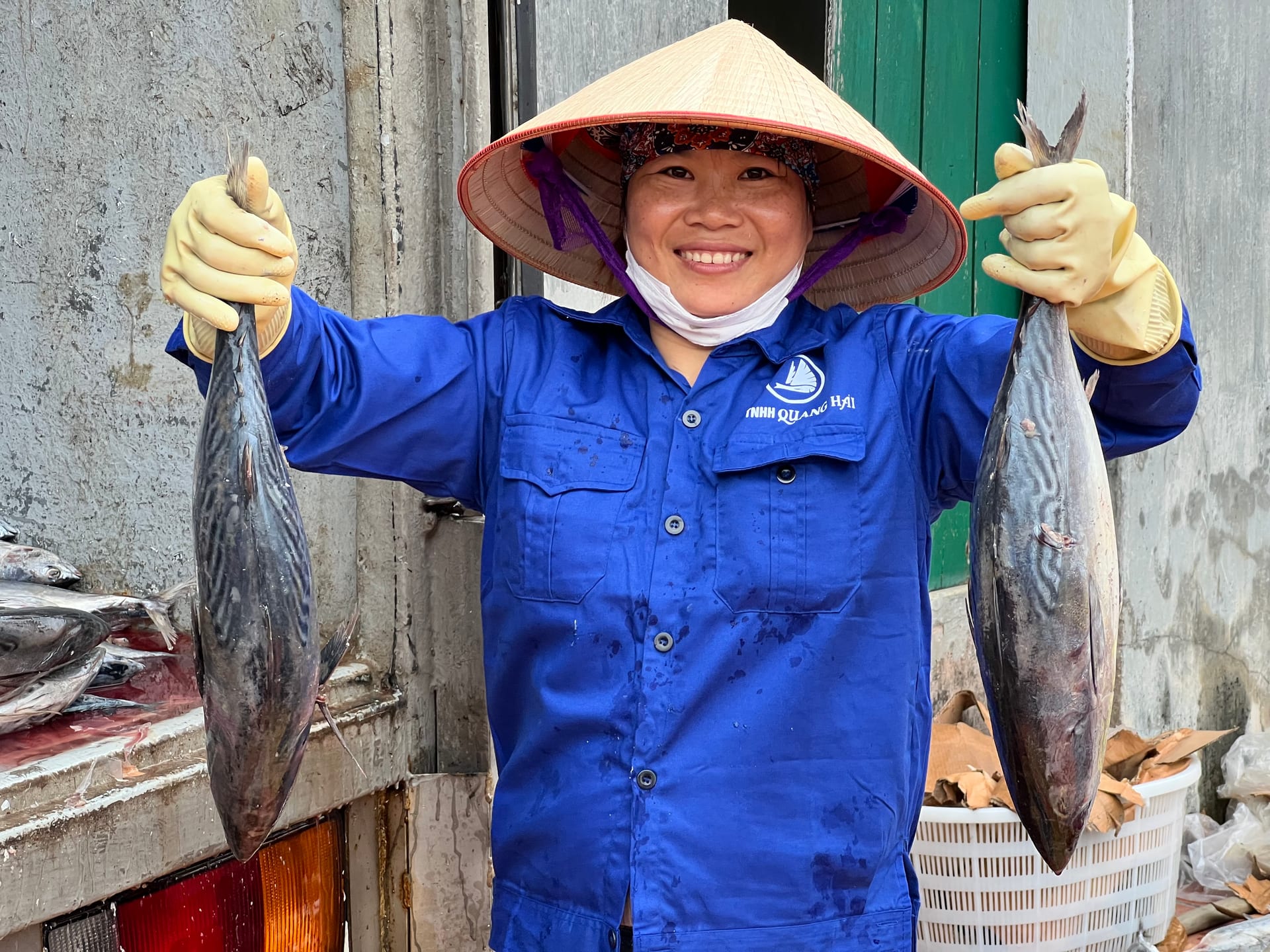 Công nhân Quang Hải cầm cá thu nguyên liệu tại xưởng Cát Hải