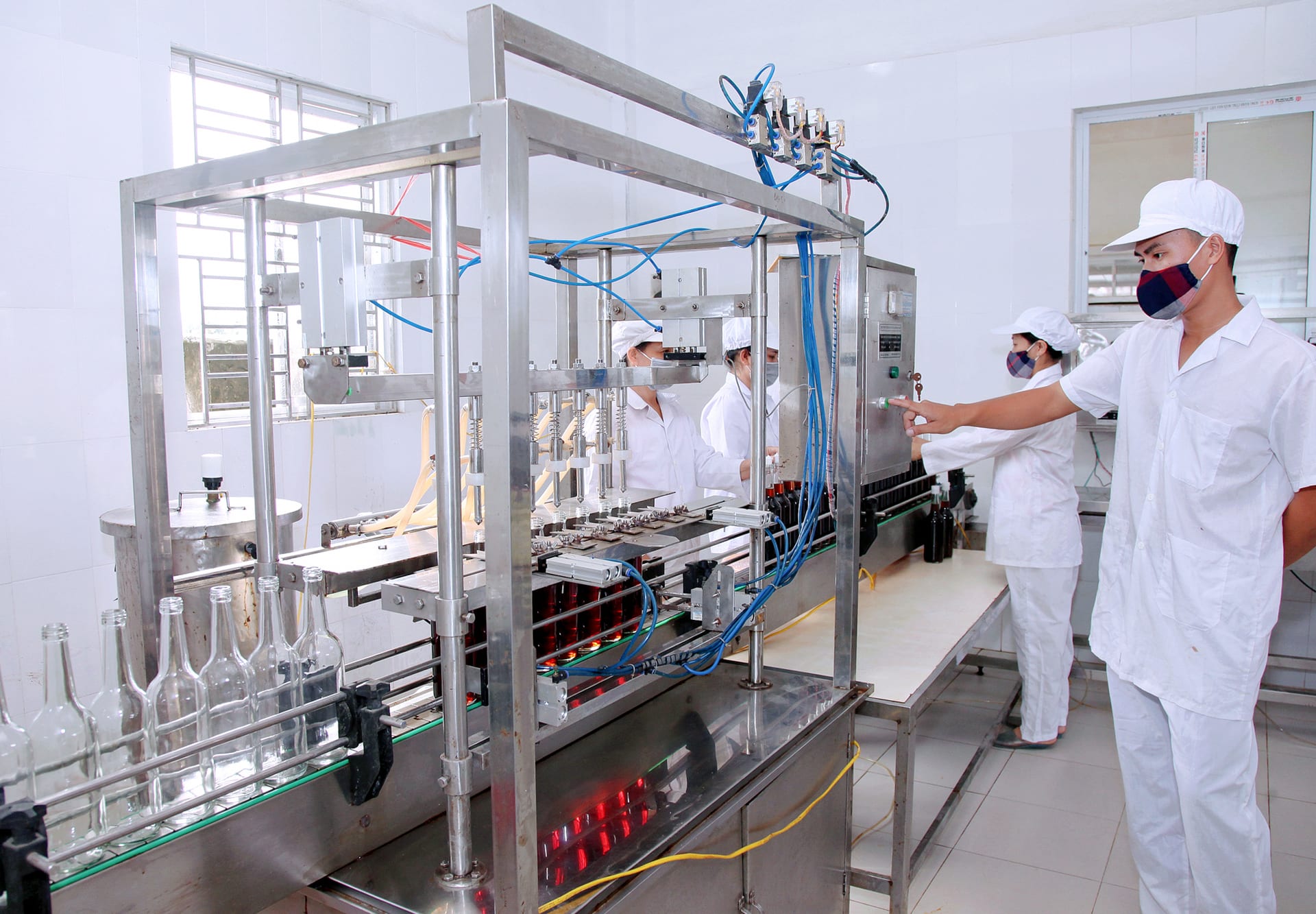 Dây chuyền đóng chai nước mắm tại nhà máy Quang Hải