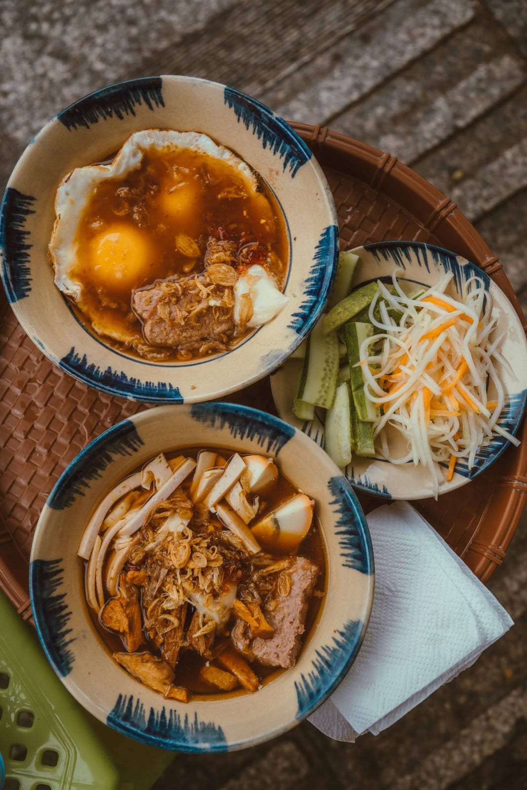 Tô bún với trứng và rau sống (minh họa)