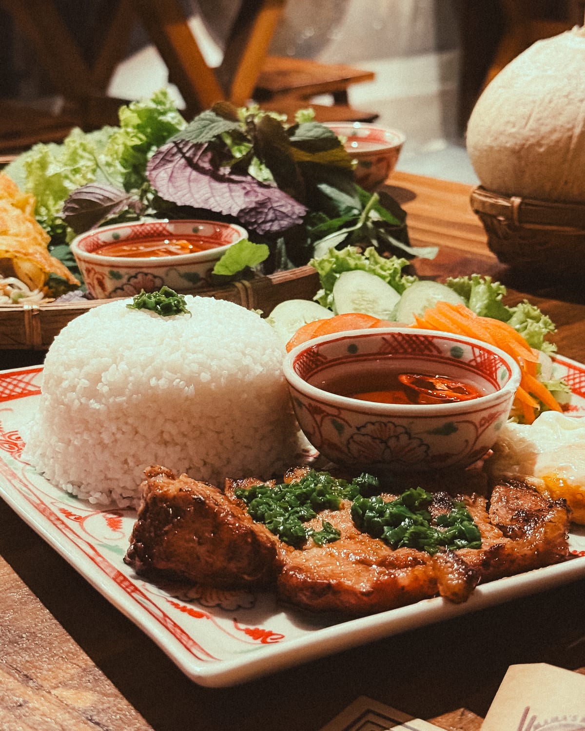 Mâm cơm Việt với cơm, cá và bát nước chấm (minh họa)