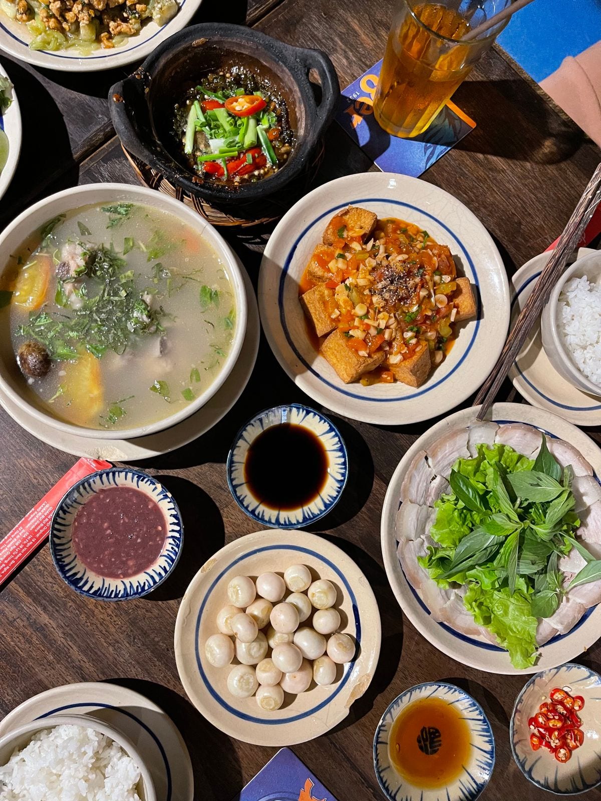 Mâm cơm gia đình nhiều món và bát nước chấm (minh họa)