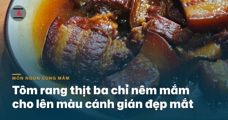 Tôm rang thịt ba chỉ nêm mắm cho lên màu cánh gián đẹp mắt