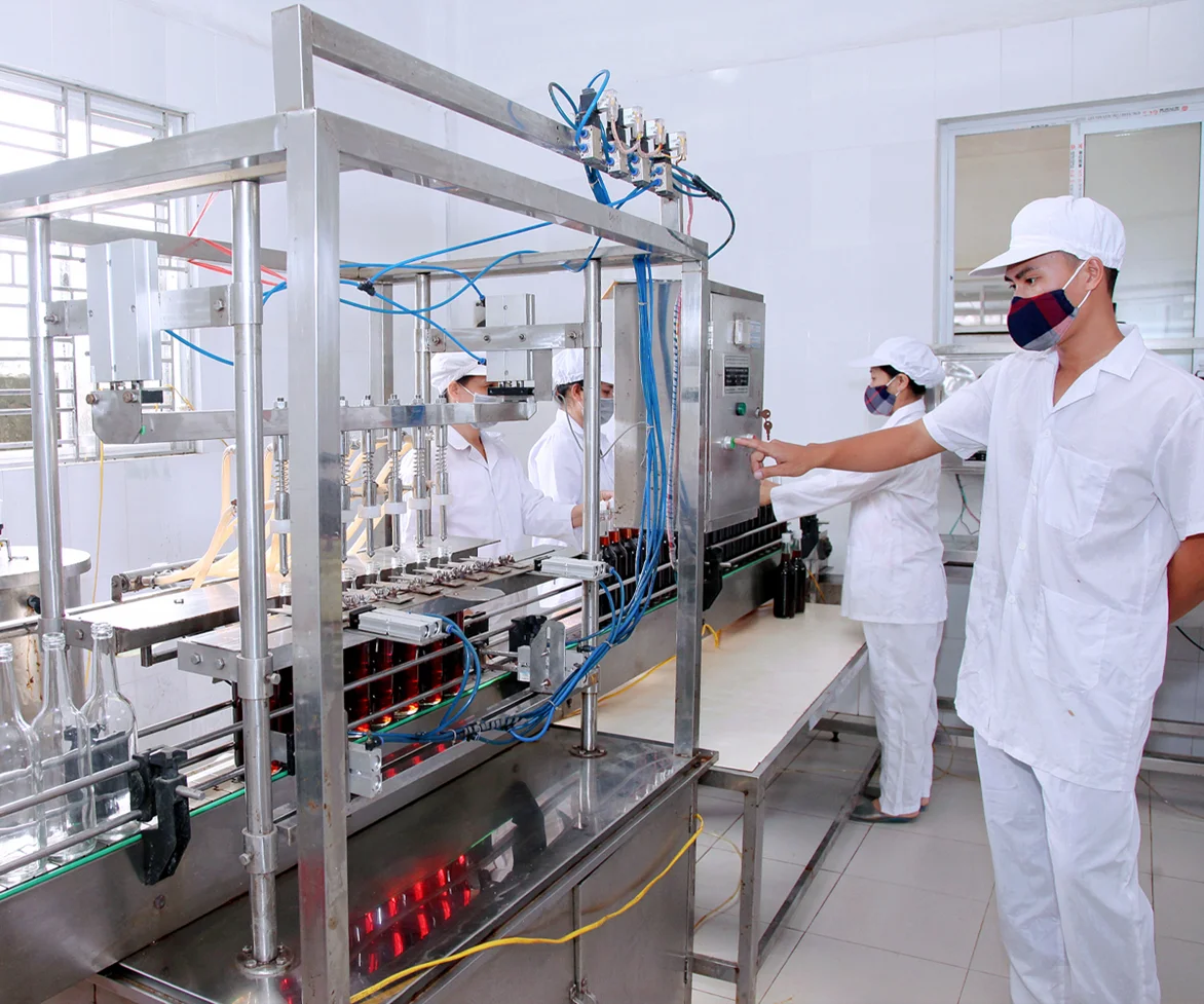 Dây chuyền chiết rót nước mắm tại nhà máy Quang Hải