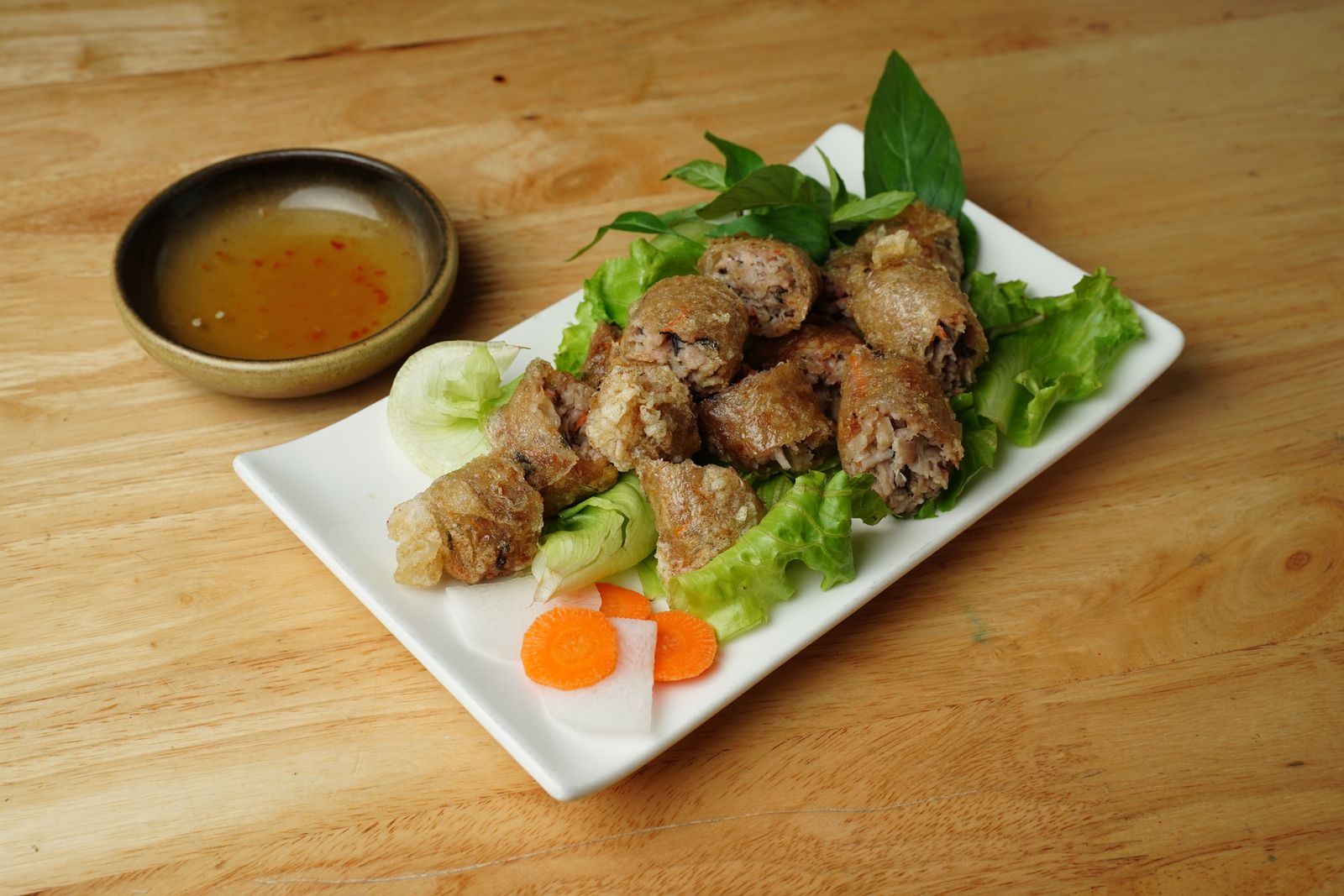 Nem rán chấm cùng bát mắm tỏi ớt pha chuẩn vị