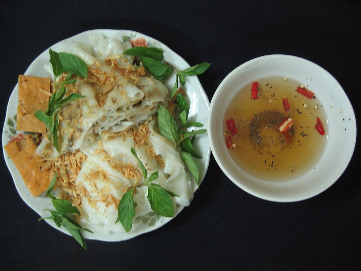 Đĩa bánh cuốn và bát nước chấm
