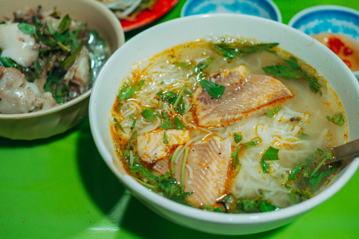Bát bún cá nước dùng đỏ ớt, ăn kèm rau thơm (ảnh minh họa)