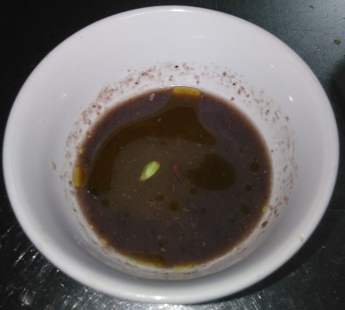 Bát mắm tôm đánh sủi bọt