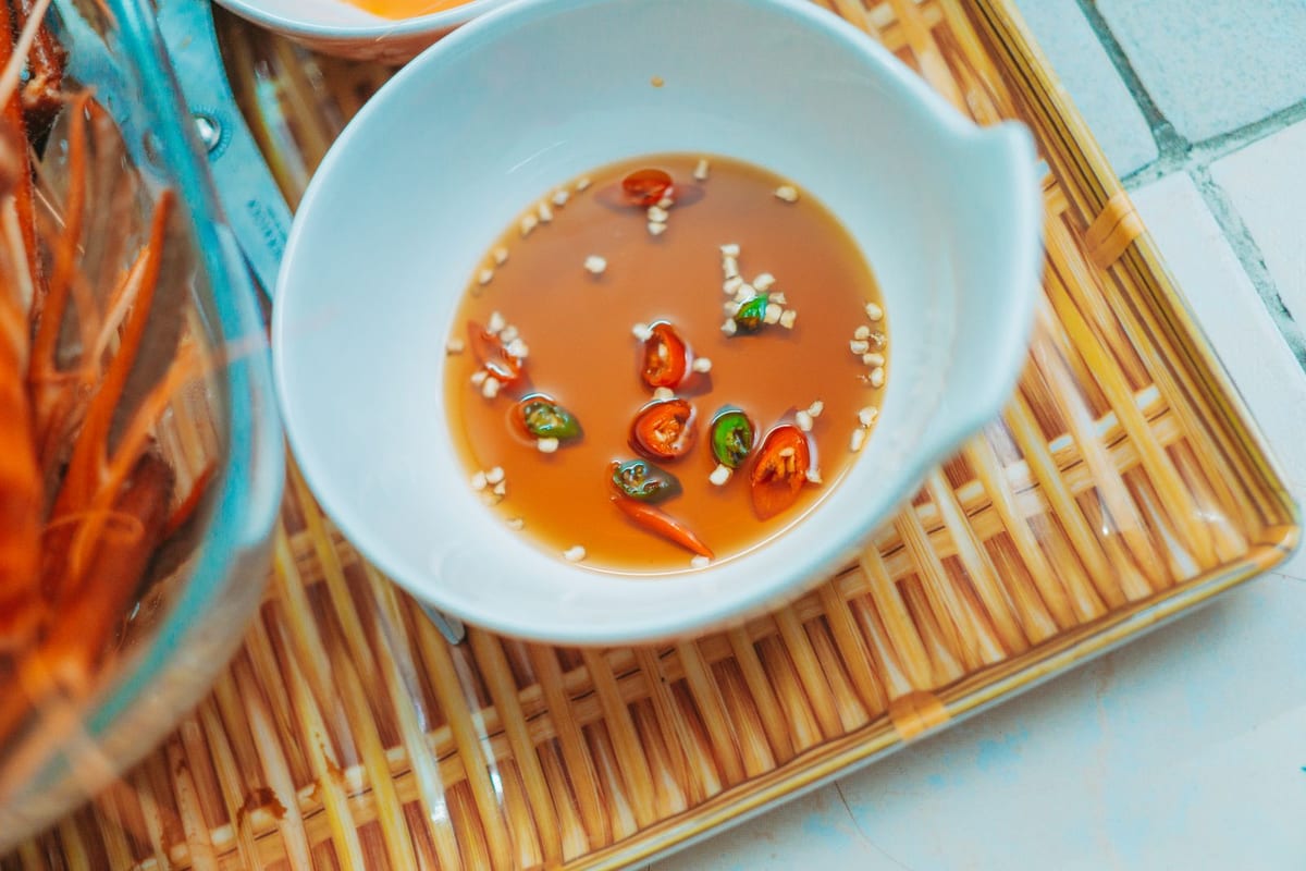 Bát nước mắm thả ớt tươi (ảnh minh họa)