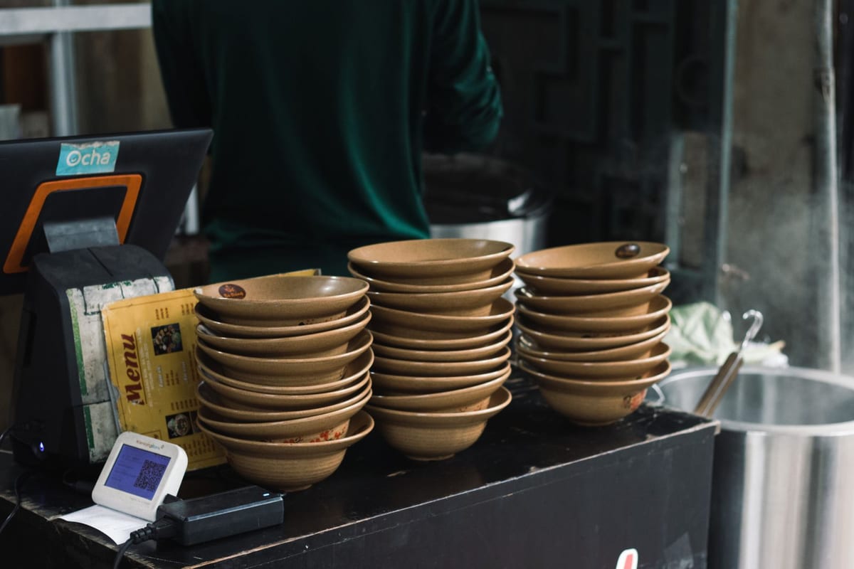 Chồng bát ở một quầy hàng ăn (ảnh minh họa)