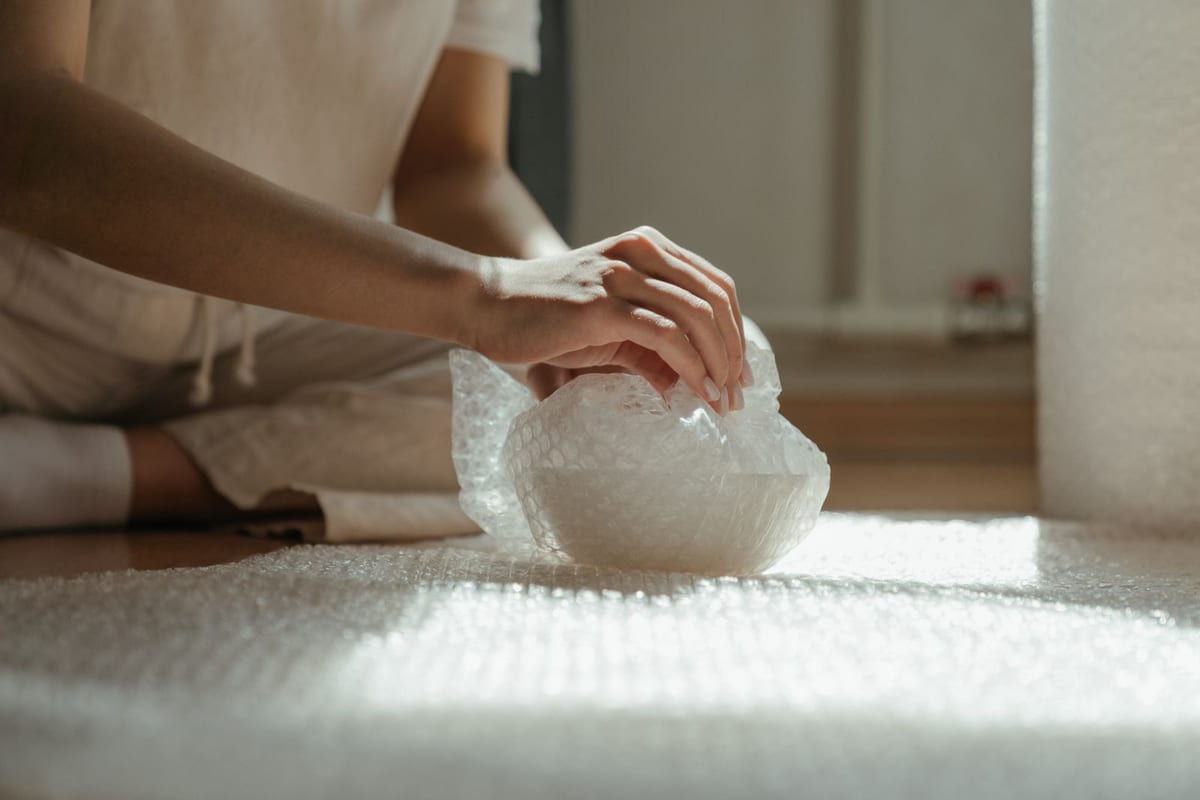 Bọc đồ dễ vỡ bằng xốp hơi (ảnh minh họa)