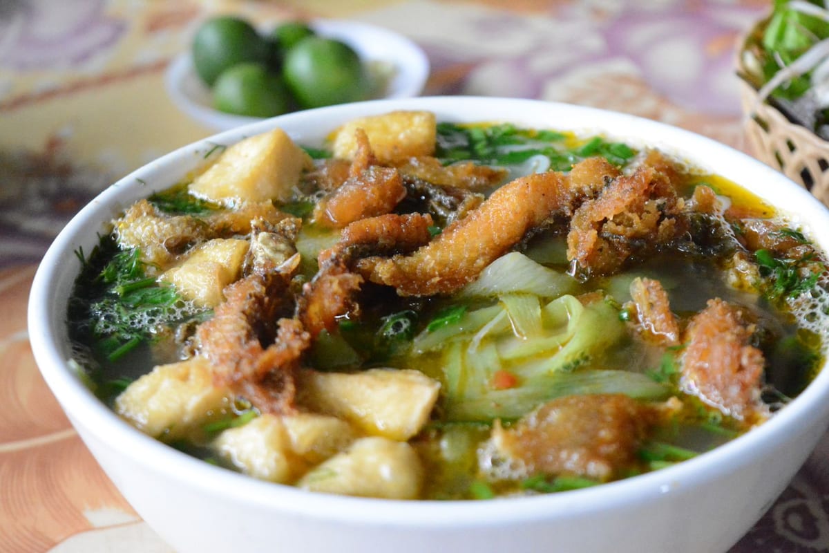 Bát bún cá rô rán giòn với rau cần và thì là (ảnh minh họa)