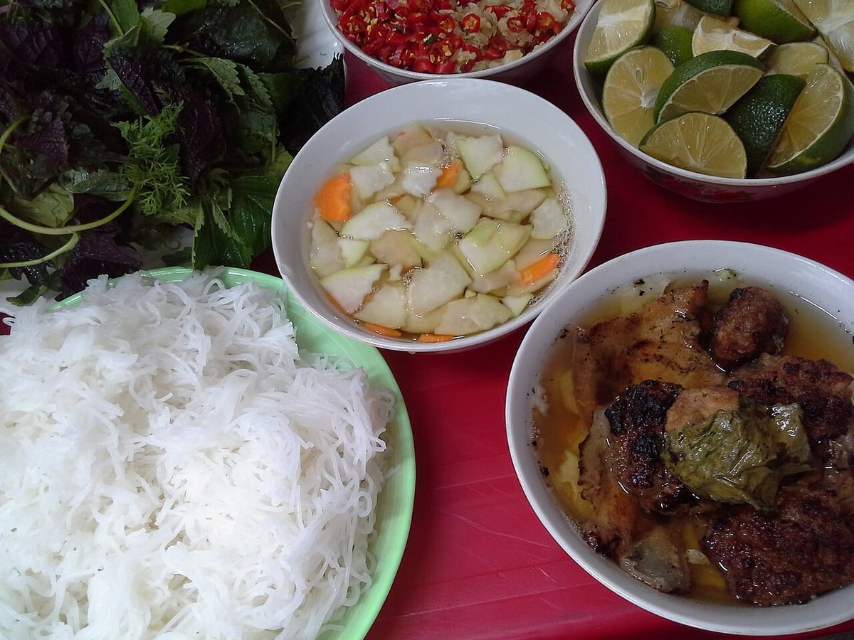 Mâm bún chả với bát nước chấm có su hào, cà rốt