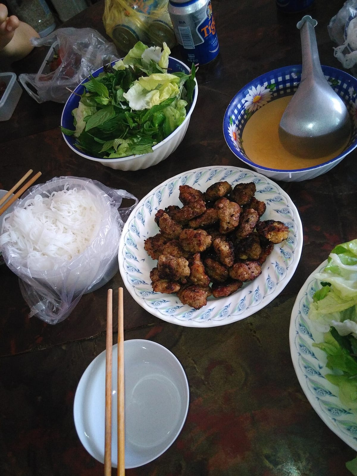 Bún chả Hà Nội: chả nướng, bún, rau sống