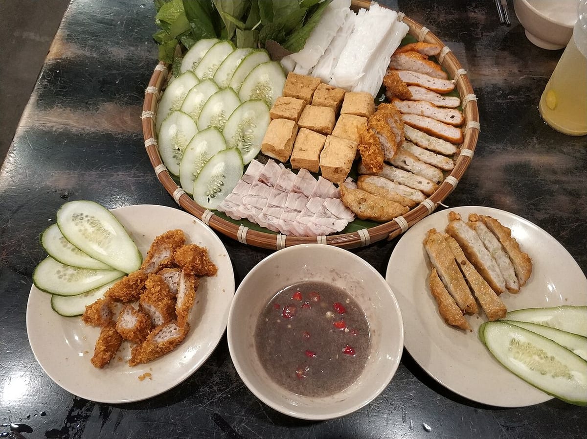 Mẹt bún đậu với chả cốm, đậu rán và bát mắm tôm