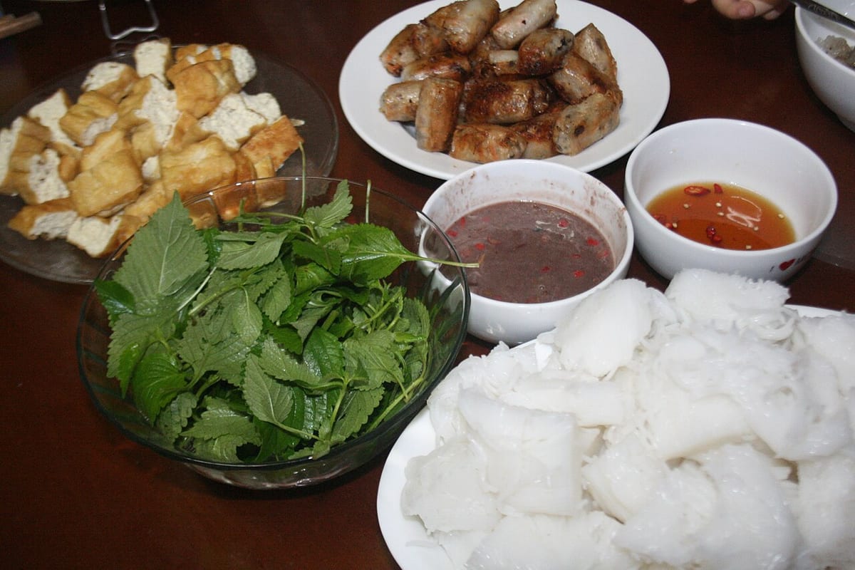 Mẹt bún đậu mắm tôm với đậu rán, rau thơm