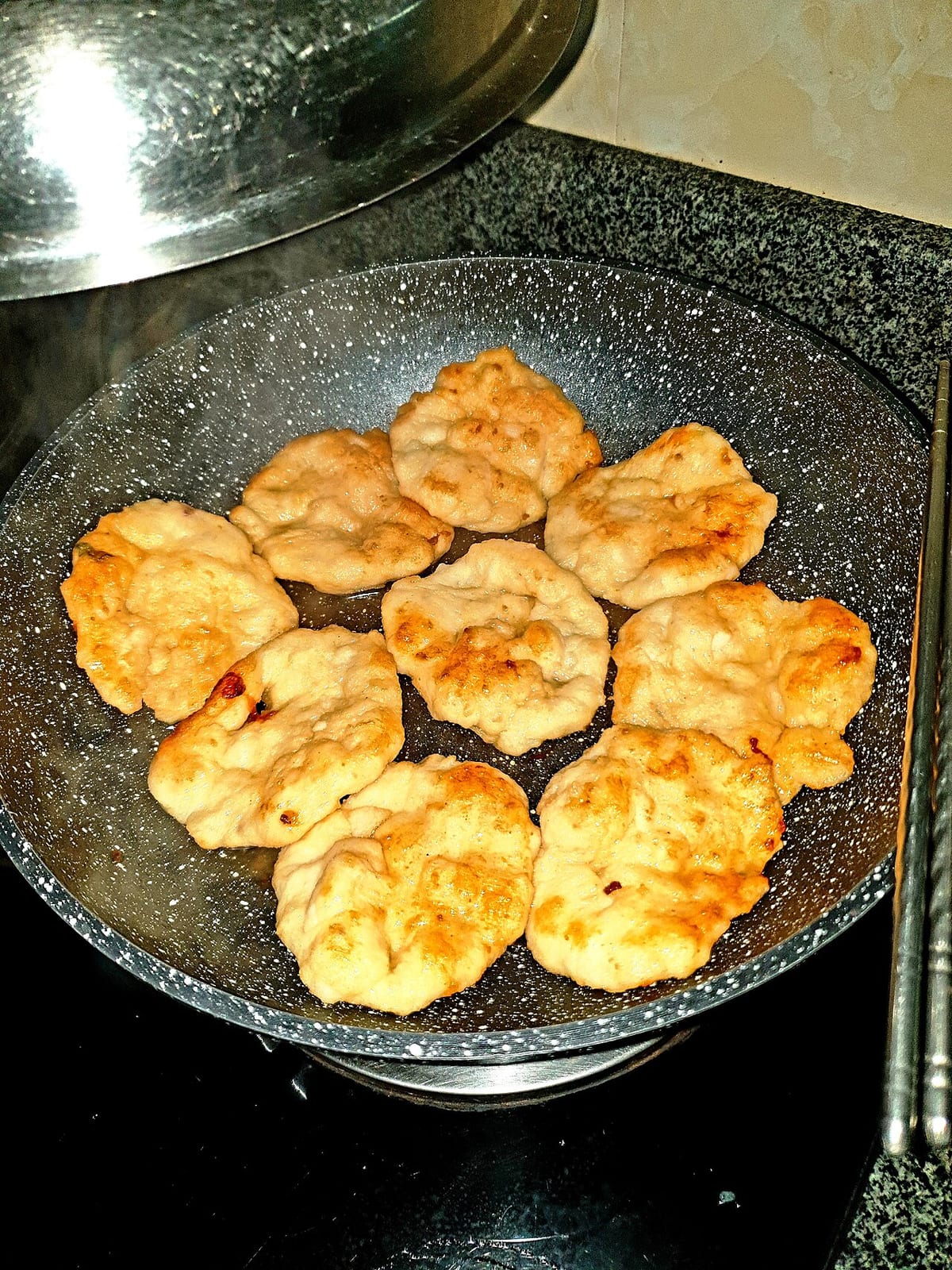 Chả mực đang rán trong chảo
