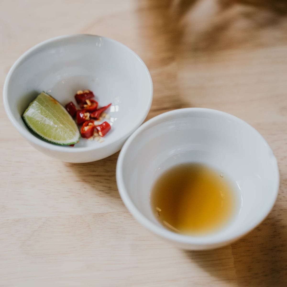 Chanh, ớt và bát nước mắm (ảnh minh họa)