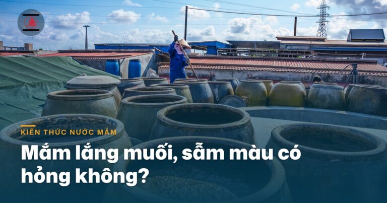 Nước mắm truyền thống lắng muối, sẫm màu: dấu hiệu hỏng hay chuyện tự nhiên?