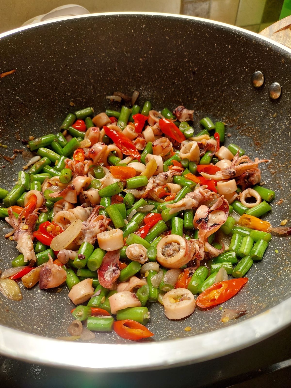Mực xào trong chảo với rau (ảnh minh họa)