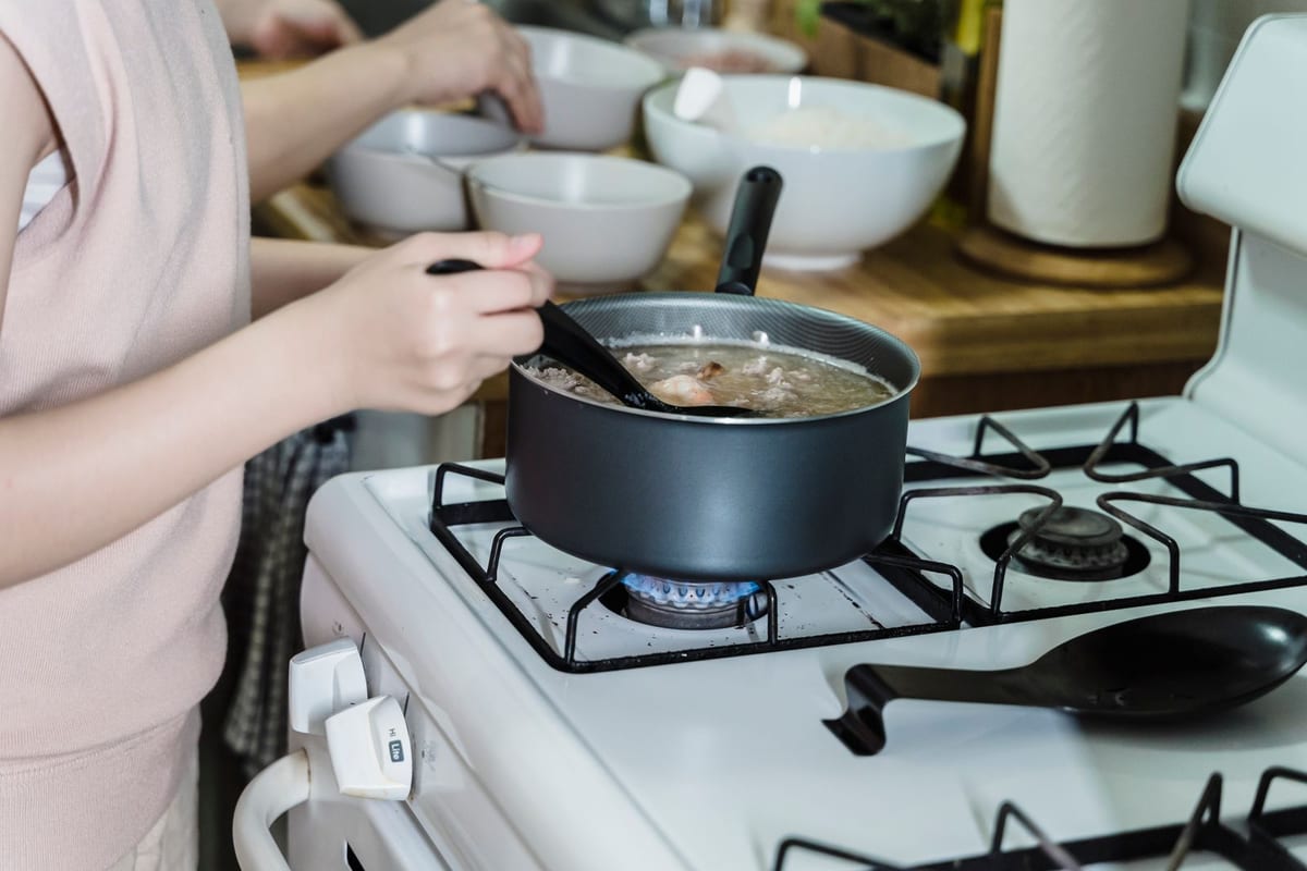 Nồi canh đang nấu trên bếp (ảnh minh họa)