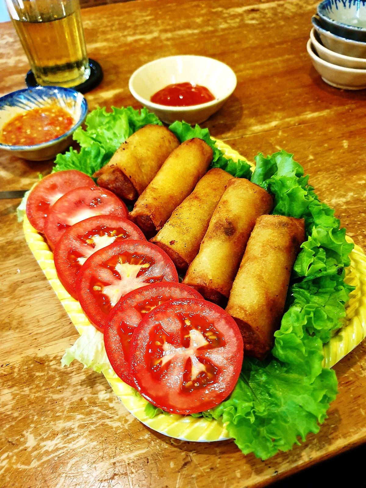 Đĩa nem rán vàng giòn với cà chua, xà lách
