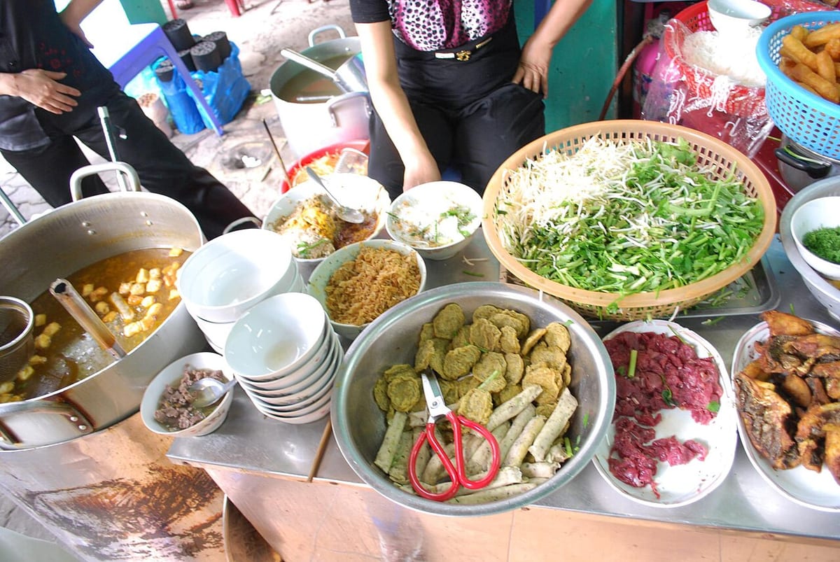 Các nguyên liệu nấu bún riêu cua bày trên bàn