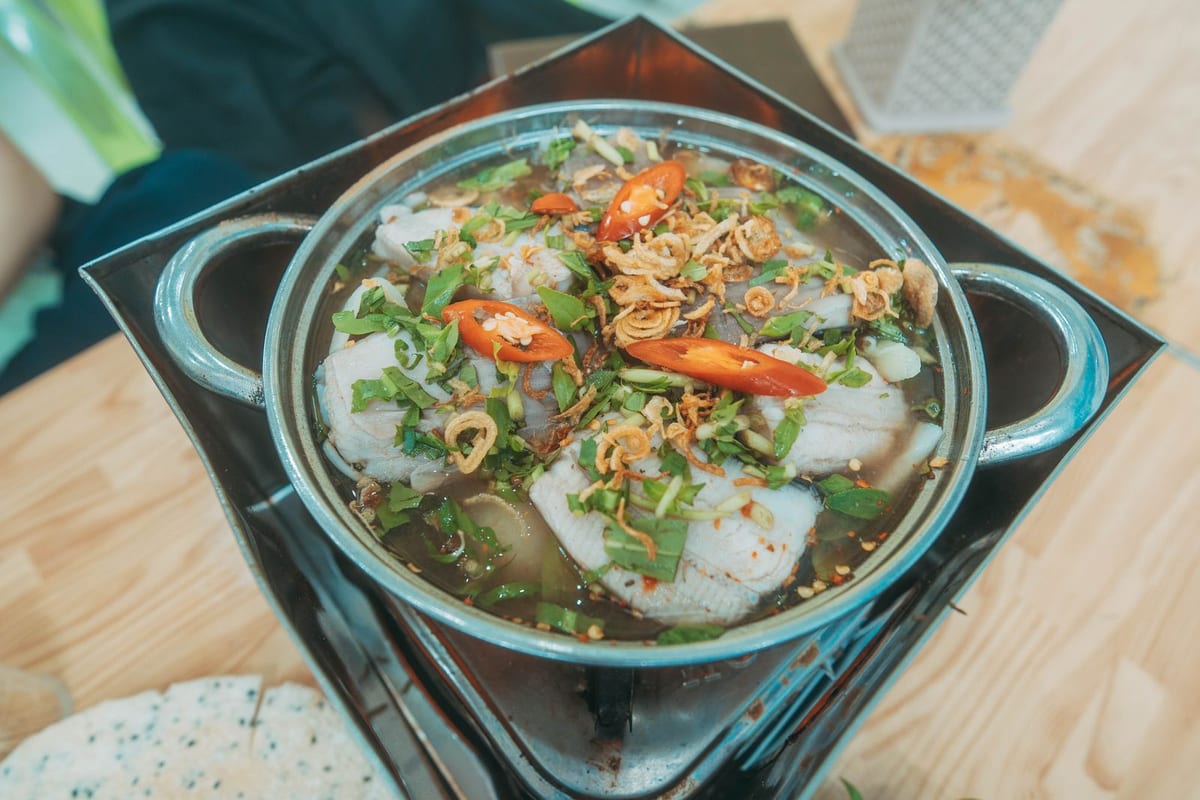Nồi canh cá với rau thơm và ớt (ảnh minh họa)