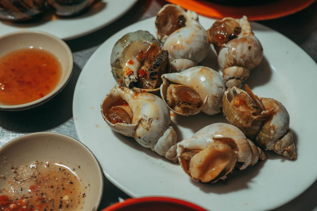 Ốc luộc cùng các bát nước chấm (ảnh minh họa)