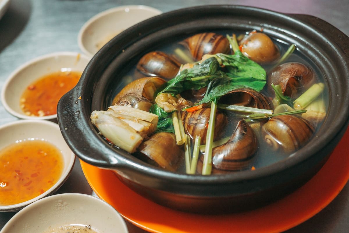 Nồi ốc với các bát nước chấm (ảnh minh họa)