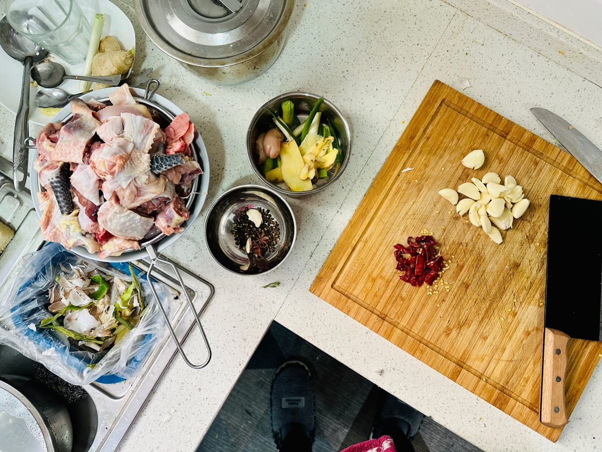 Sơ chế gà, tỏi, gừng trên bàn bếp (ảnh minh họa)