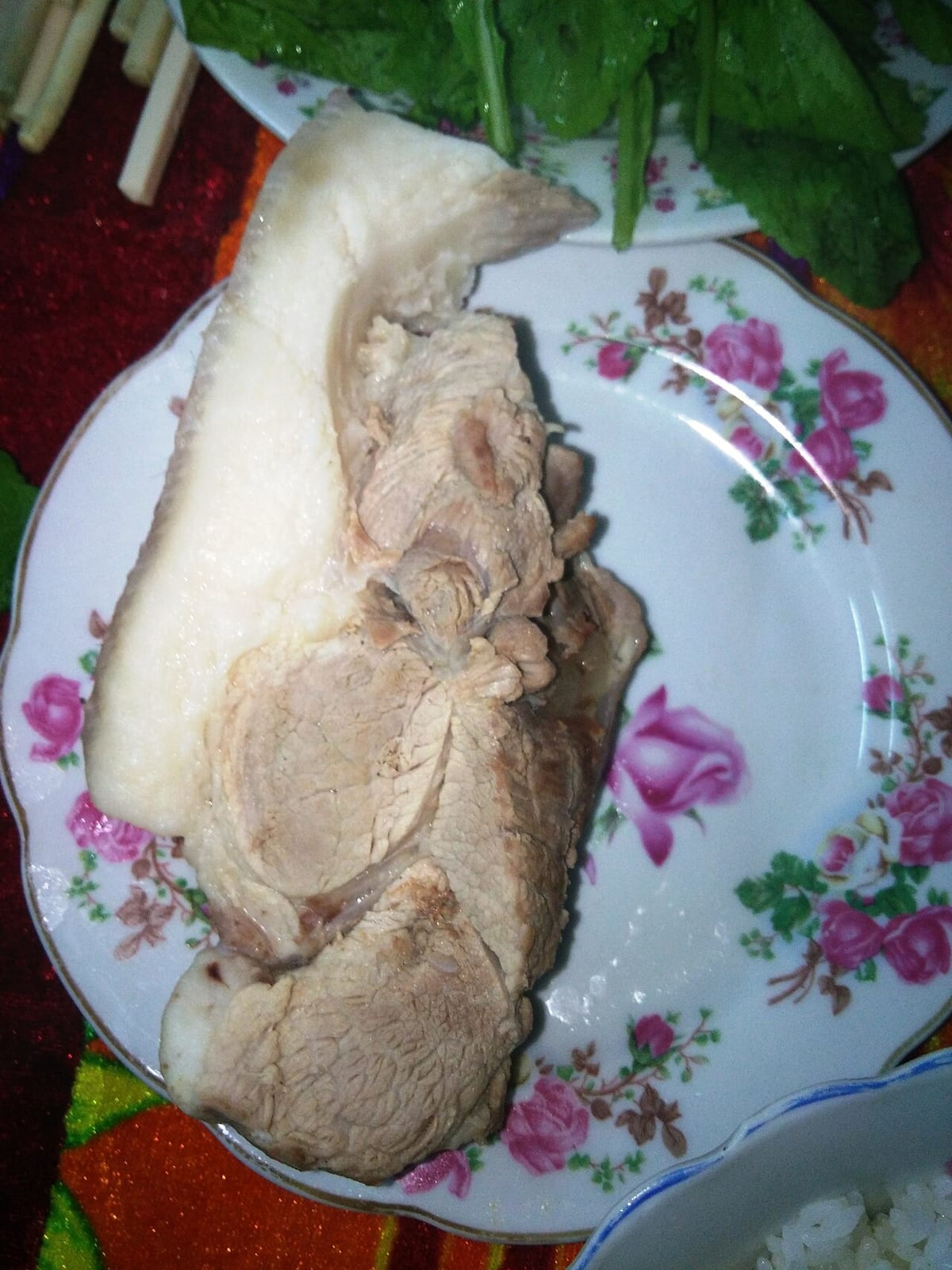 Miếng thịt lợn luộc trên đĩa