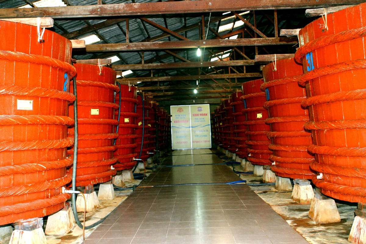 Các thùng gỗ ủ nước mắm trong nhà thùng ở Phú Quốc