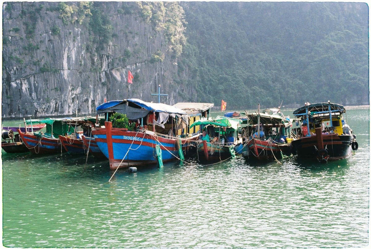 Thuyền neo dưới vách đá trên vịnh Lan Hạ (ảnh minh họa)