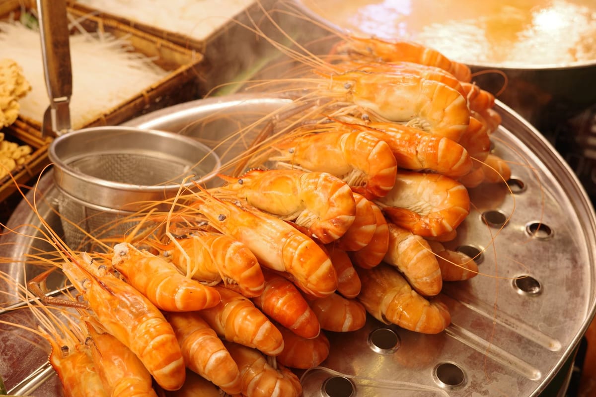 Tôm hấp xếp trên khay (ảnh minh họa)